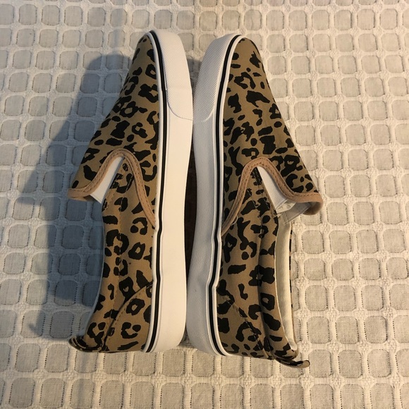 Women’s slip on canvas shoes, size 10, however, fit is more like size 9 - Picture 6 of 9